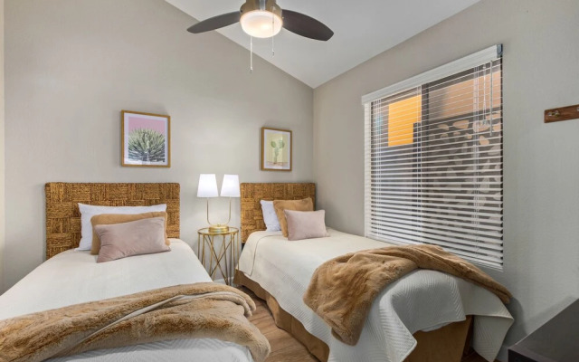 110th Scottsdale 3 Bedroom Home by RedAwning