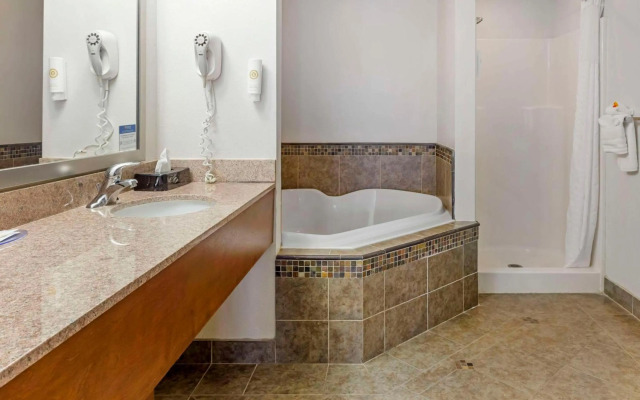 Comfort Suites Inn at Ridgewood Farm