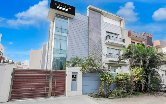 Super Townhouse Sector 51 Noida Near Metro Station