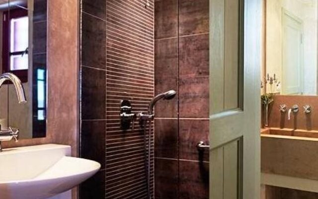 Themonies Luxury Suites