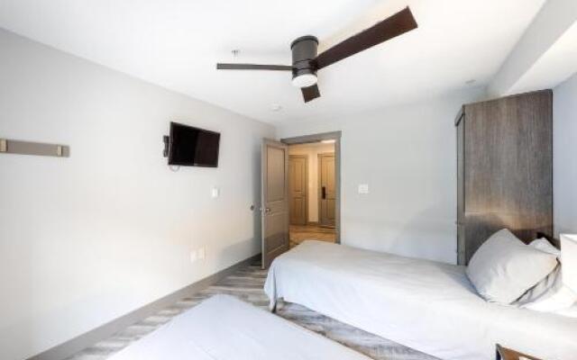 Eagle Springs East 206: White Fir Suite