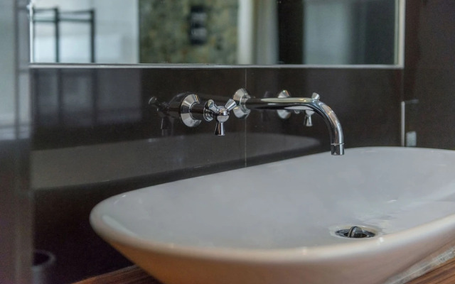 The Red Room Apartment - Fitzrovia - by Frankie Says