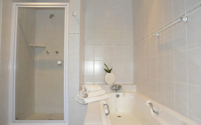 Ipe Tombe Guest Lodge