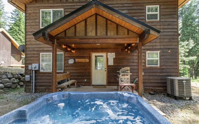 Just Plain Getaway 3 Bedroom Home by NW Comfy Cabins by RedAwning