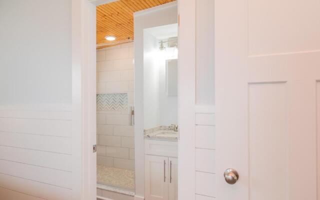 Chill'ax Inn by Oak Island Accommodations