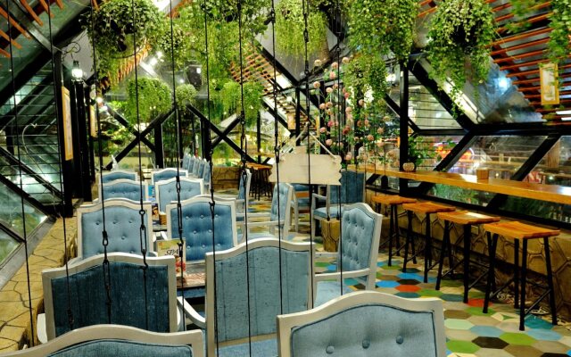 Lavie en Rose Coffee & Spa Hotel