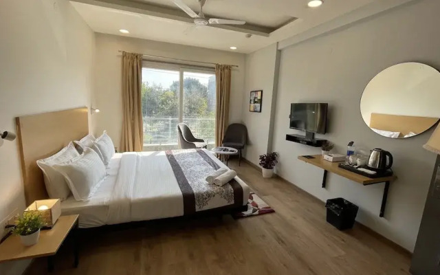 Saltstayz Express - Medicity (Near Medanta Hospital)