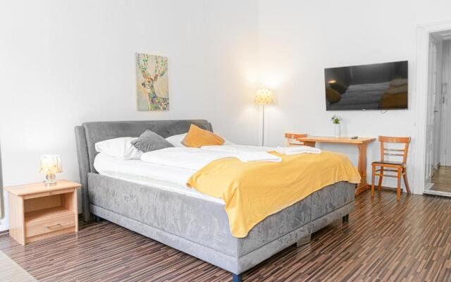 Vivid King Bed Apt - 12 minutes from City Center