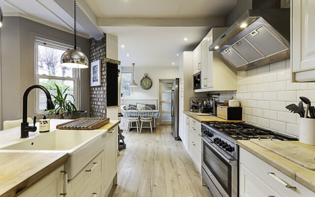 Gorgeous 4-bed Home With a Fireplace and Terrace