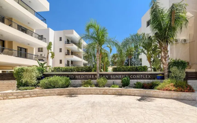 2 bed Apartment Overlooking Pool - Oroklini