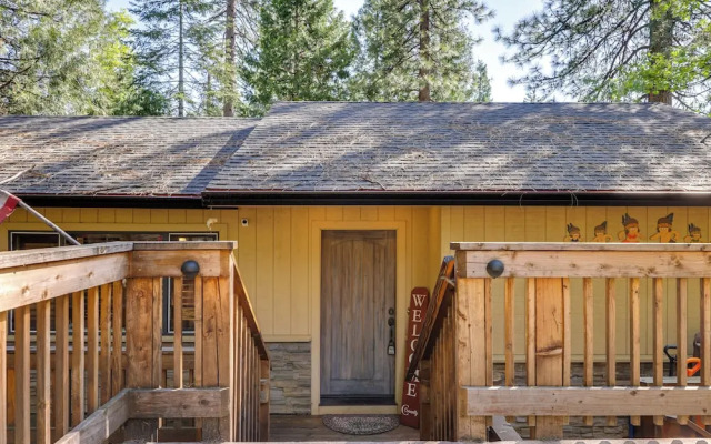 Cozy Mi-wuk Village Cabin w/ Deck!