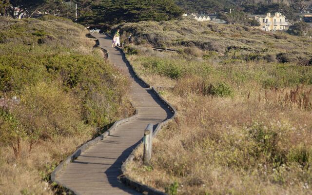 Pelican Inn & Suites