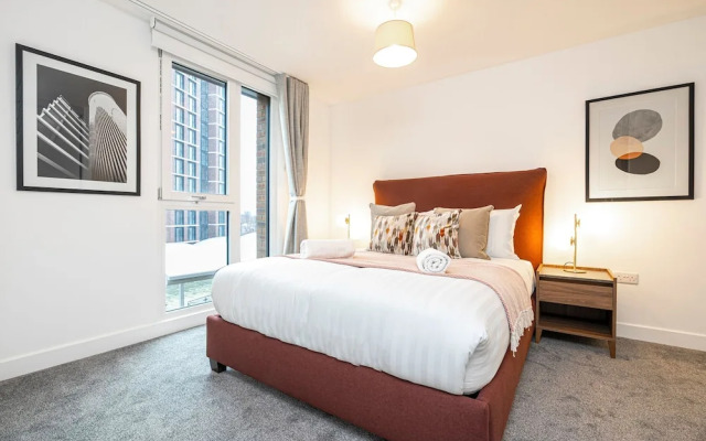 Waterside Flat in Central Leeds