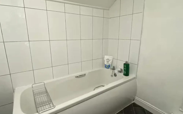 Cosy 2 Bed House - Sleeps 3, Parking & Garden