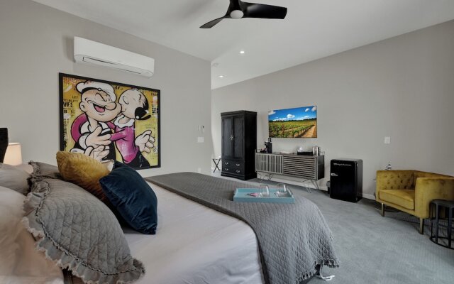 The Bentley Hotel - Popeye Room - Pool View