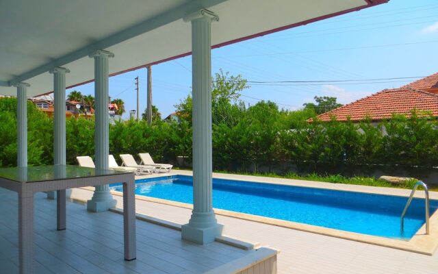 Villasleeps10-pool-bbq-mountainview-ac-parking