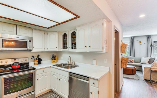 Walk to Town & Slopes: Riverfront Breckenridge Gem