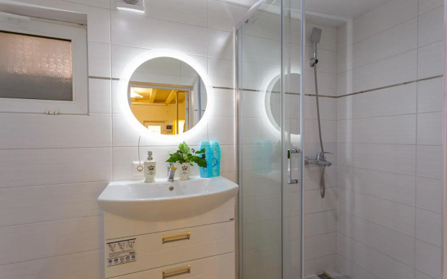 LaMare (LaMare) on Komsomolskaya street 4