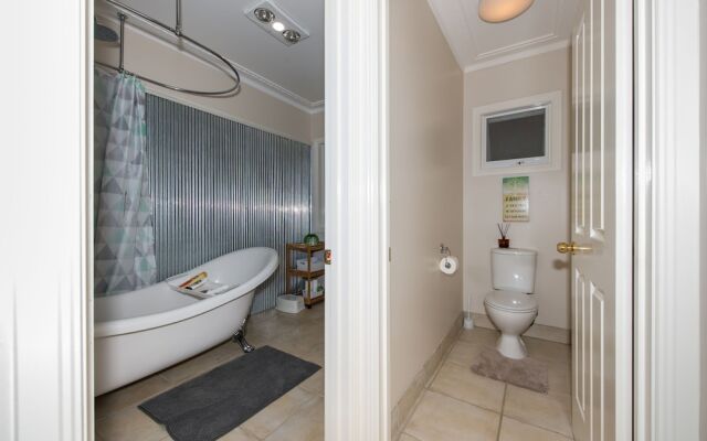 Lovely 5BR house walk to train and shops