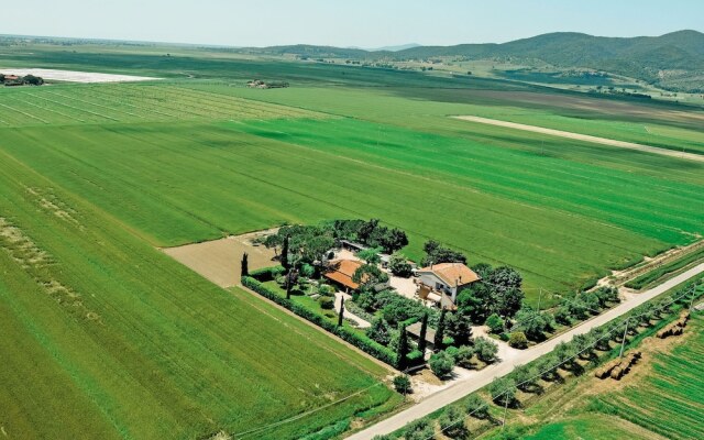 Luxurious Farmhouse in Grosseto With Jacuzzi
