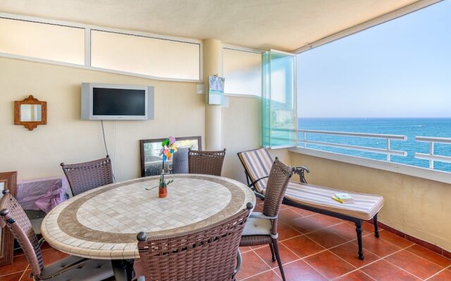 Costa Quebrada - Beachfront 3BR Apartment With Huge Terrace & Sea Views