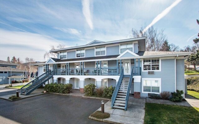 Comfortable 09 Lodge Condo Minutes Away from Downtown Hood River by RedAwning