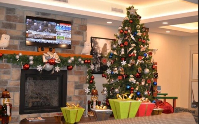 Days Inn and Suites Lindsay