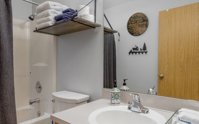 Alpine Family Haus 2 Bedroom Condo by NW Comfy Cabins by RedAwning