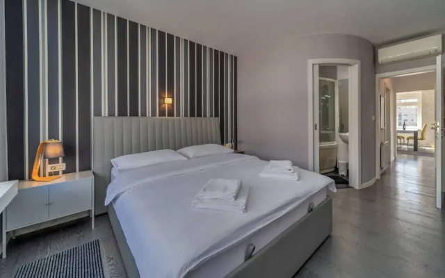 Silver Apartment With Hot Tub And Balcony