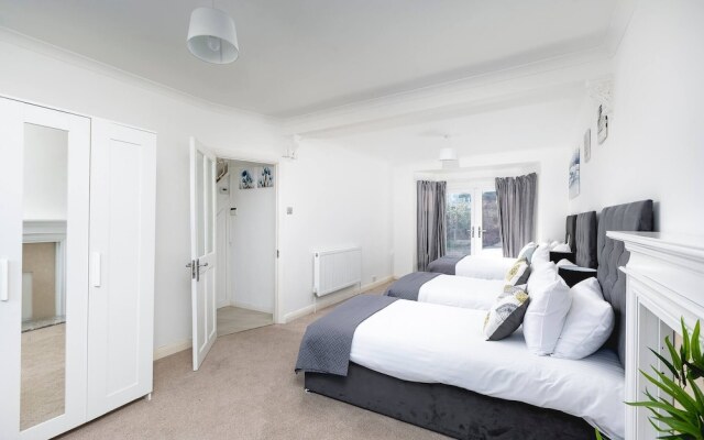 Skyvillion - Enfield 4bed House W Garden & Parking