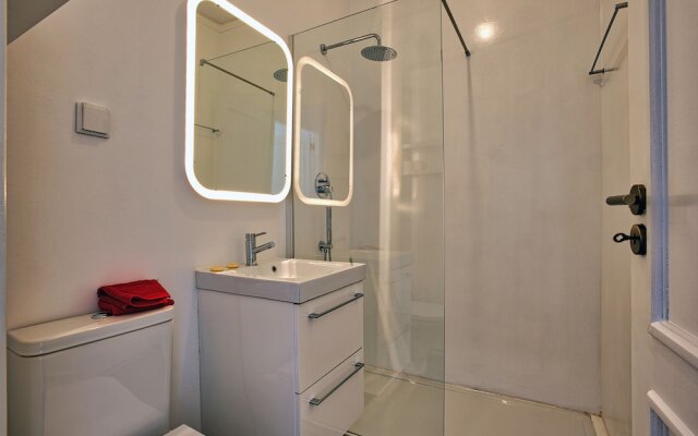 Portuguese Living Columbano Executive