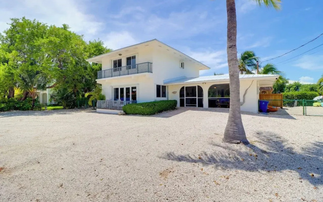 Walk to Beach: Waterfront Home in Marathon!