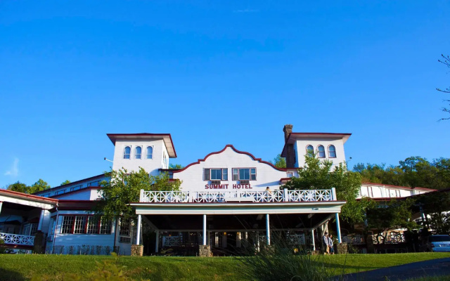The Historic Summit Inn