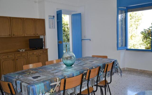 Casa indipendente immersa nel verde con vista mare