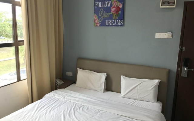 OYO 445 Charisma Hotel – Guest Rooms – Indera Mahkota