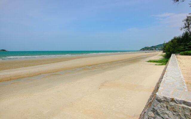 Hua Hin Luxury Beachfront Condo By Mon