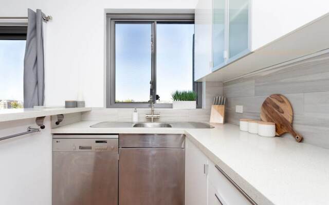 Beachside Apartment with Stunning Views & Parking