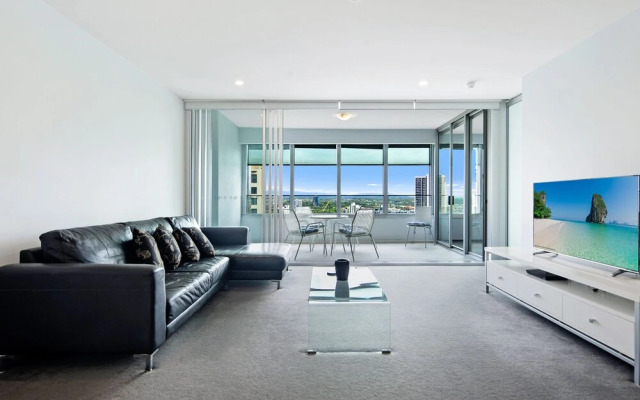 Iconic Q Surfers Paradise 1 Bed + Study Apartment