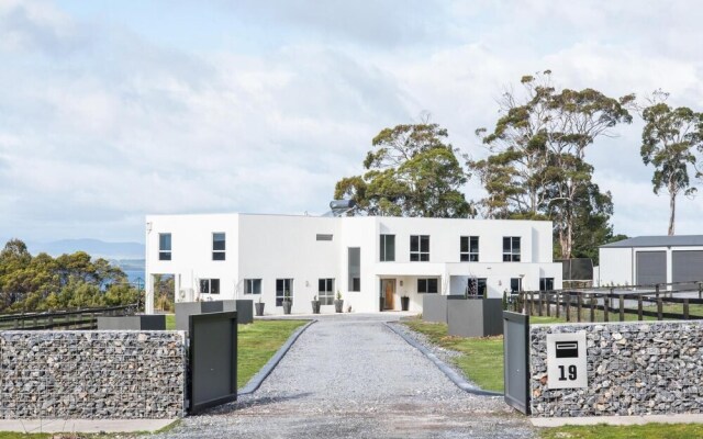 Paradise Point - Tamar Valley Residence with Pool