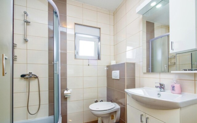 Stunning Home in Mali Rat With Wifi and 3 Bedrooms