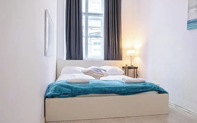 Contemporary 1BR LR Close to Belvedere