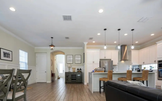 Amazing Beach House Near the Parks