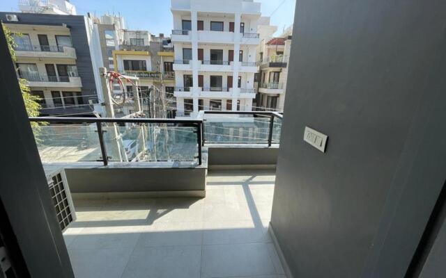 Saltstayz Express - Golf Course Road & DLF Phase-1