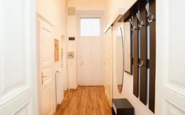 Charlotte Apartment Close to Opera