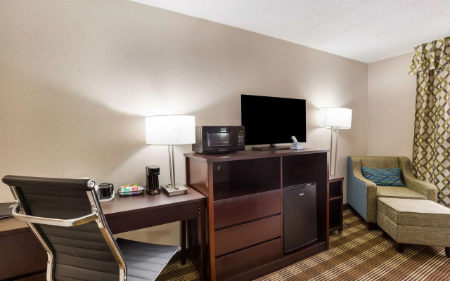 Clarion Inn & Suites Stroudsburg - Poconos