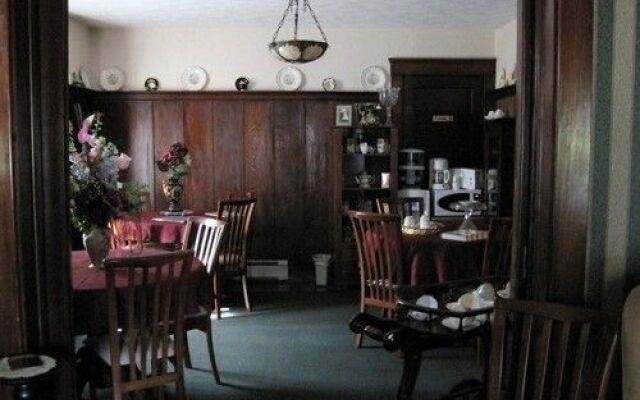 Colonial Charm Inn