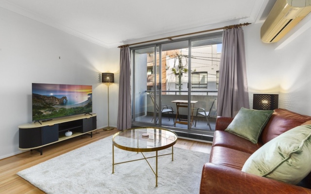 Bright 1-bed Apartment in Central Redfern – Guest Rooms – Sydney