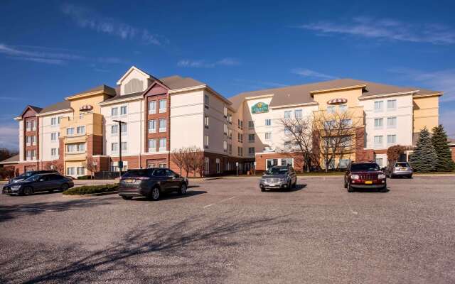 La Quinta Inn & Suites by Wyndham Islip - MacArthur Airport