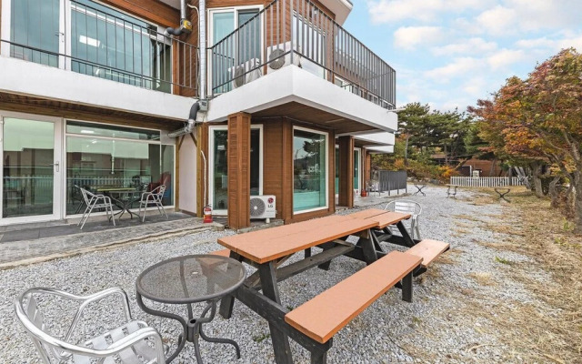 Ganghwa Marinpaibeu Pulbilra Gajok Pension