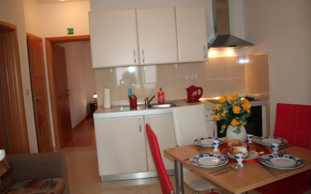 Central - 40m From the Beach - A2